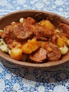 Una foto de Chorizos con salsa, papa y fideos coditos