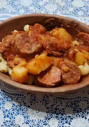 Una foto de Chorizos con salsa, papa y fideos coditos