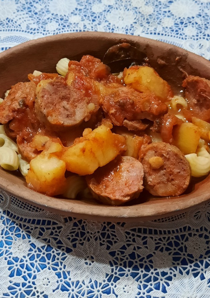Una foto de Chorizos con salsa, papa y fideos coditos