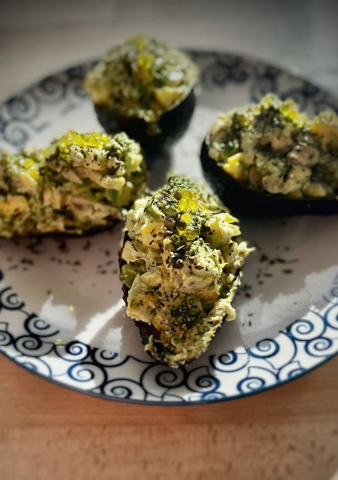 Una foto de Ensaladilla de aguacate, caballa y mango