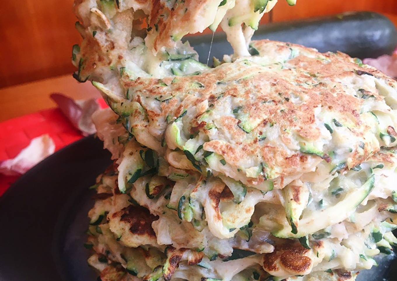 Tortitas de calabacín rellenas de mozzarella