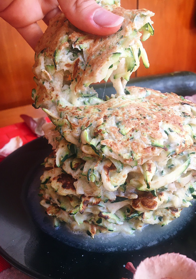 Una foto de Tortitas de calabacín rellenas de mozzarella