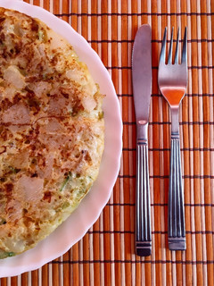 Una foto de Tortilla de patatas y calabacín con cebolla