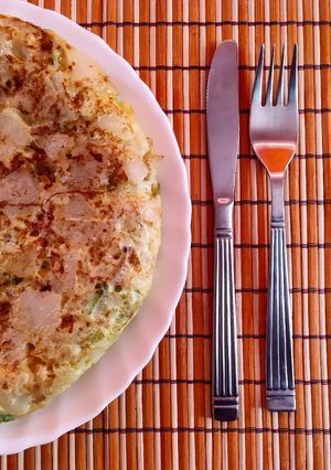 Una foto de Tortilla de patatas y calabacín con cebolla
