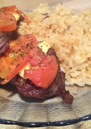 Una foto de Entraña a la pizza con arroz al limón