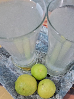 A picture of Lemon juice.