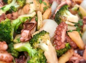 Hình của món Bạch Tuột Xào Bông Cải Xanh.