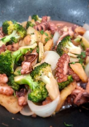 Hình của món Bạch Tuột Xào Bông Cải Xanh.