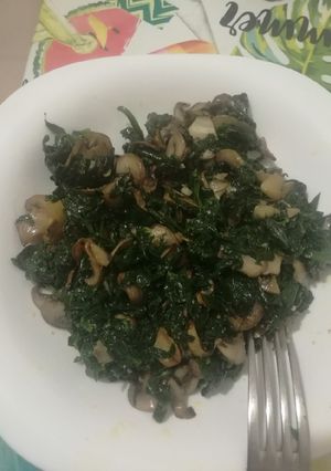 Una foto de Espinacas con portobello