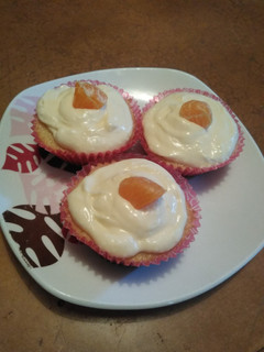 Una foto de Cupcakes de naranja con frosting de naranja