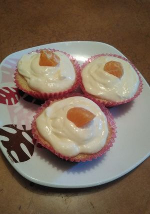Una foto de Cupcakes de naranja con frosting de naranja