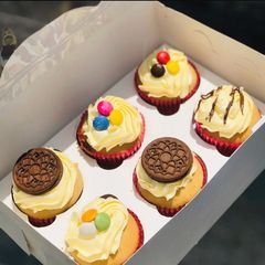 A picture of Frosted cupcakes.