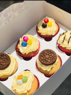 A picture of Frosted cupcakes.