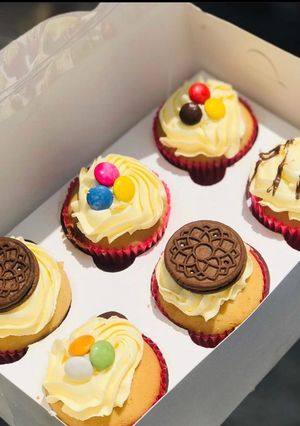 A picture of Frosted cupcakes.