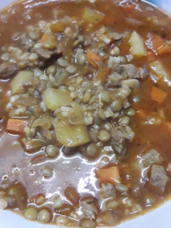 Una foto de Guiso de lentejas arroz y carne