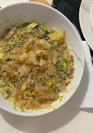 Una foto de Tartar de atún con mango y wakame