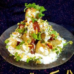 A picture of Rayal suji dahi vada.