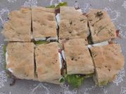 Una foto di focaccia olio e origano