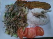 Una foto de ensalada de cangrejo facil