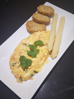 Una foto de Huevos revueltos con queso feta y salmón ahumado