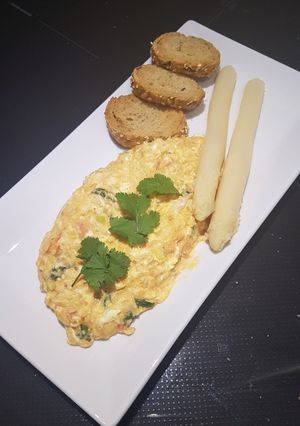 Foto principal de Huevos revueltos con queso feta y salmón ahumado