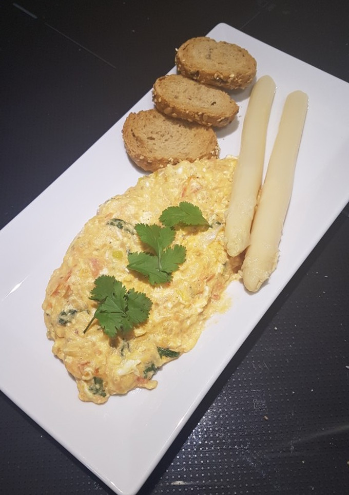 Una foto de Huevos revueltos con queso feta y salmón ahumado