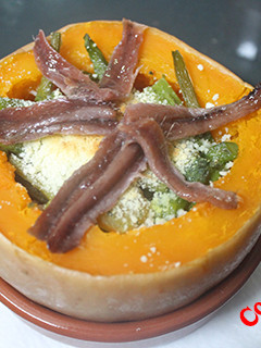 Una foto de Calabaza con revuelto de gambas y trigueros con anchoas