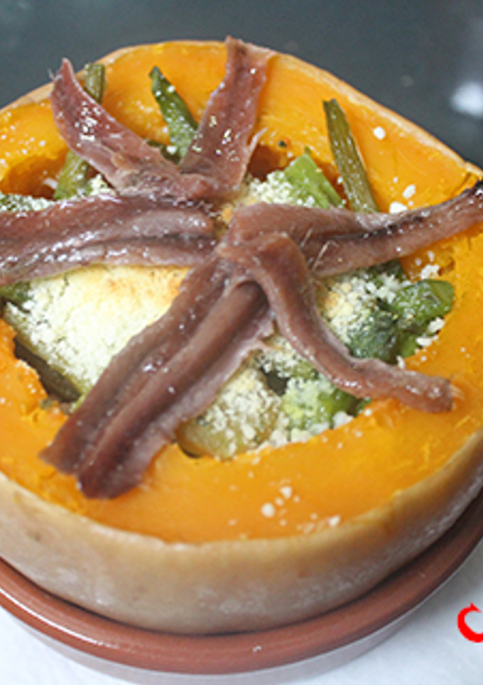 Una foto de Calabaza con revuelto de gambas y trigueros con anchoas