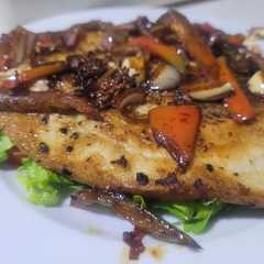 Filete de pescado salteado con pimiento, sobre lecho de tomato y lechuga-レシピのメイン写真