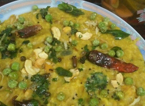 A picture of Quinoa-rice bisi bele bath.