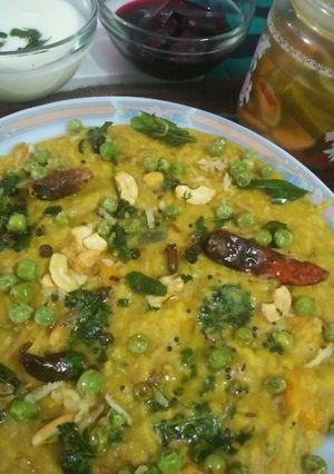 A picture of Quinoa-rice bisi bele bath.
