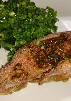 Una foto de Vacío al chimichurri con ensalada de achicoria y ajo en el chancho movil