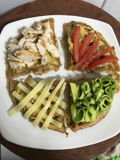 Una foto de Waffles salados de almuerzo