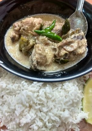 A picture of Gondhoraj kanchlonka chicken stew.