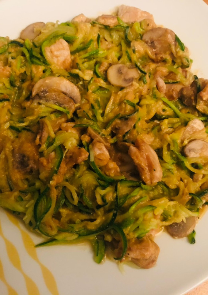 Una foto de Spaguettis de calabacín con pavo y salsa de champiñones