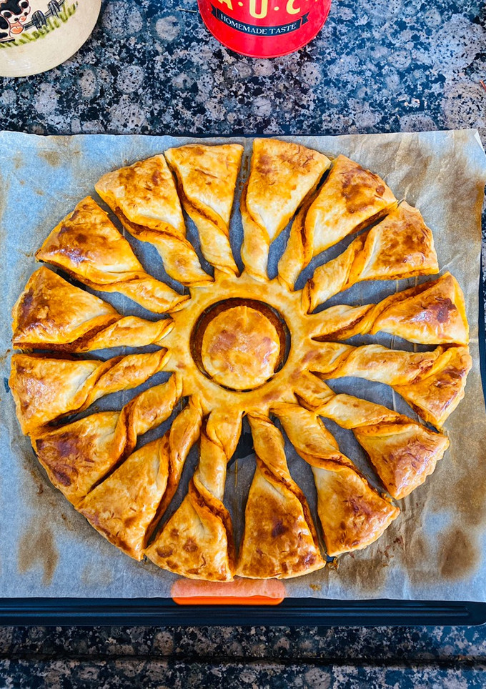 Una foto de Sol de hojaldre relleno de sobrasada