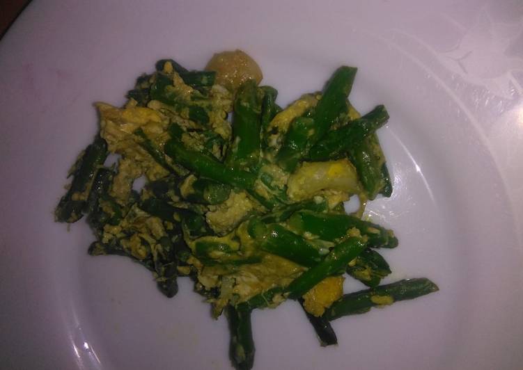 Revuelto de espárragos y gambas