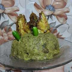 Una foto de ইলিশের মাথা দিয়ে কচুশাক (Ilisher Matha Diye Kochu saag)
