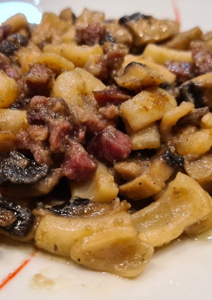 Una foto de Champiñones guisados con calamares, gambas y jamón