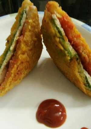 A picture of Bread Pakora stuffed with Cheese and Paneer.