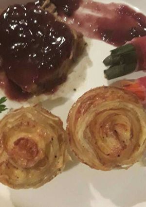 Una foto de Peceto con salsa de vino tinto acompañado de papas mil hojas