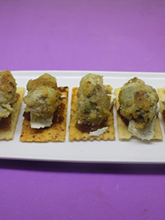 Una foto de Barritas de orégano con queso, mermelada y alcachofas