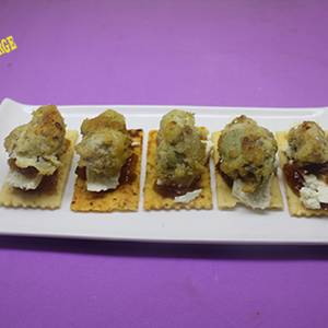 Barritas de orégano con queso, mermelada y alcachofas