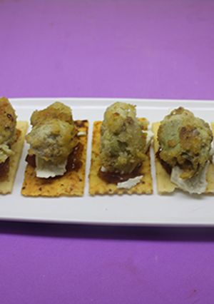 Foto principal de Barritas de orégano con queso, mermelada y alcachofas