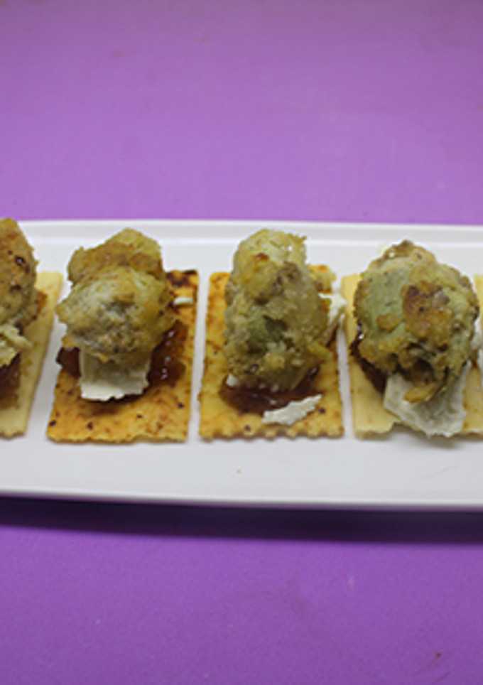 Una foto de Barritas de orégano con queso, mermelada y alcachofas
