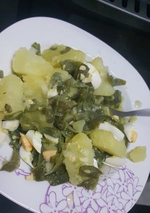 Una foto de Judías verde con patata huevo duro atún cebollita