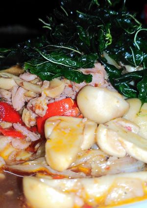 รูปของ กะเพราเห็ดตระไคไก่สับ