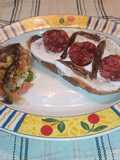 Tostada de pan de pueblo con queso Kéfir, salchichón ibérico y anchoas