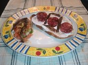 Una foto de pan con salami