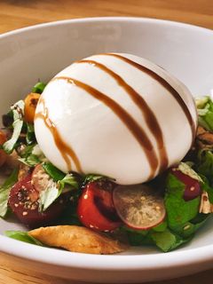 Hình của món Salad Gà Áp Chảo & Phô Mai Burrata.